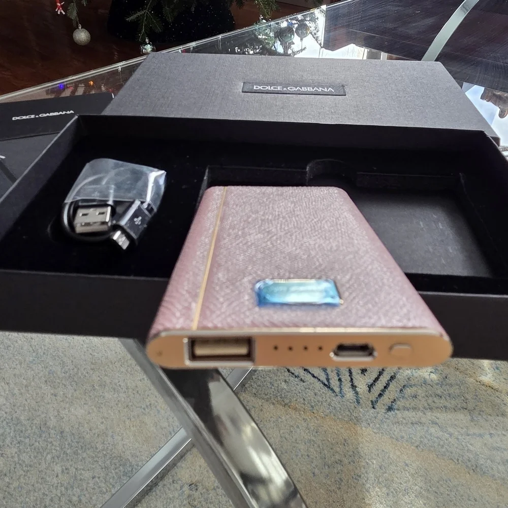 Dolce & Gabbana Pink Power Bank - Picture 4 of 5